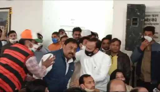 माकन-डोटासरा के सामने हंगामा, रोकना पड़ा भाषण
