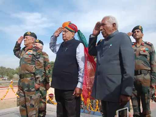 शहीद की मां के आगे कमर तक झुके थे रावत