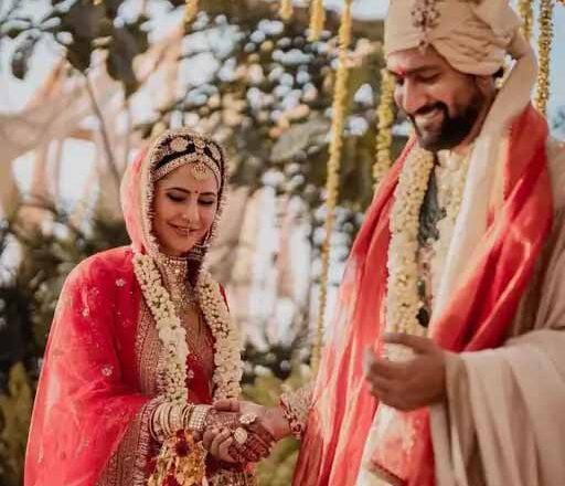 फेरे लेते वक्त कटरीना का हाथ थामे रहे विक्की कौशल, शादी के फोटो शेयर कर लिखा- आपका आशीर्वाद चाहिए