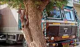 10 हजार किलो नोटों से भरे ट्रक का एक्सीडेंट:ट्रक की टक्कर से बाइक सवार की मौत