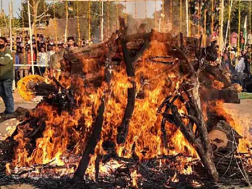 शहीद कुलदीप सिंह को पत्नी ने दी मुखाग्नि