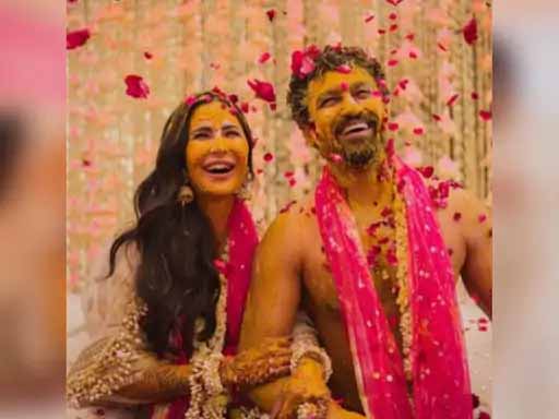 हल्दी के बाद विक्की ने कटरीना को लगाया गले, कैट ने लिखा- शुक्र, सब्र और खुशी