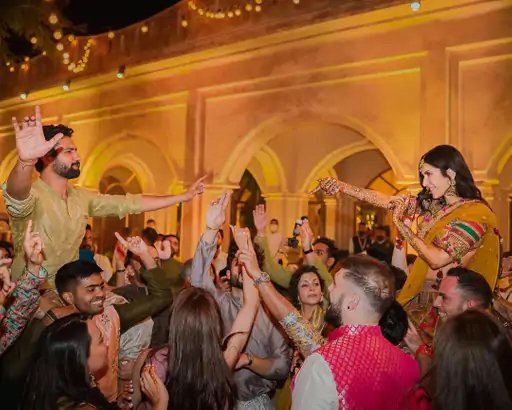 मेहंदी सेरेमनी में पति और ससुर के साथ जमकर नाचीं कटरीना, विक्की ने फोटो शेयर किए