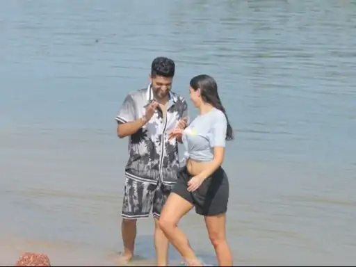 एक्ट्रेस गोवा के बीच पर गुरु रंधावा के साथ नजर आईं