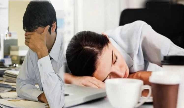 ऑफिस में काम करते समय आती है नींद