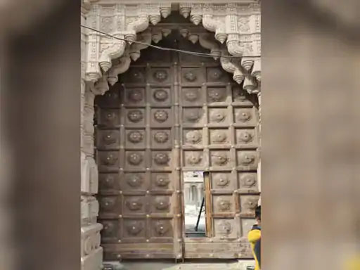 किले जैसे हैं काशी विश्वनाथ के दरवाजे:एक का वजन 3 टन