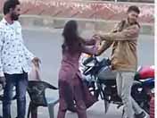 युवती ने छेड़छाड़ कर रहे युवक को जूती से पीटा:काफी देर से परेशान कर रहा था, नहीं माना तो बीच बाजार पीट दिया