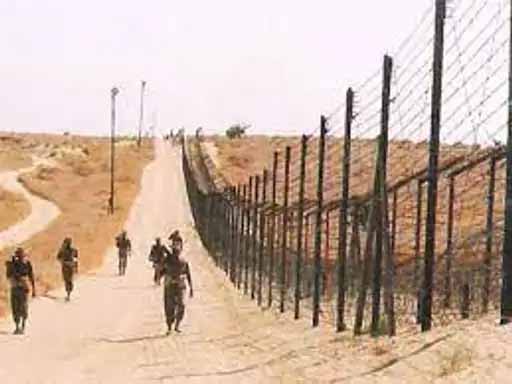 पाकिस्तान बॉर्डर के पास दिखा ड्रोन:BSF के डीआईजी सीमा पर पहुंचे