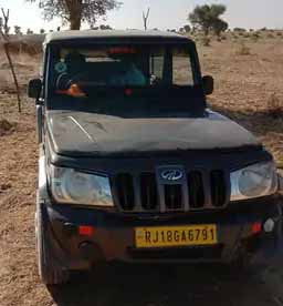 पुलिस निष्क्रिय, सोशल मीडिया सक्रिय:होटल के आगे से रात दस बजे चोरी हुई बोलेरो गाड़ी