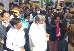 रेलवे क्रासिंग पर प्रभारी मंत्री का आश्वासन