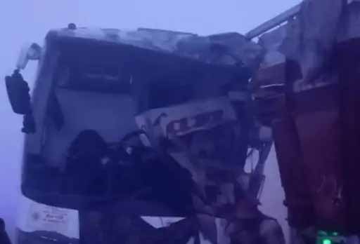 बीकानेर में बड़ा हादसा टला:कोहरे के कारण खड़े सड़क किनारे खड़े ट्रक से जा टकराई बस, चालक गंभीर घायल