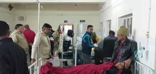 बस और ट्रक आमने-सामने भिड़े, एक दर्जन घायल:अहमदाबाद से श्रीगंगानगर आ रही थी बस