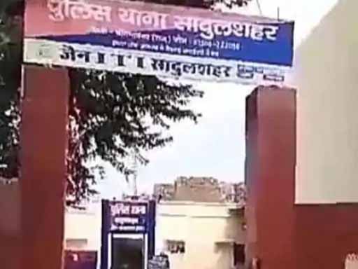 बालिका से दुष्कर्म का प्रयास मामले में धरना : मोहल्लावासियों का आरोप रंजिशवश दर्ज करवाया मामला