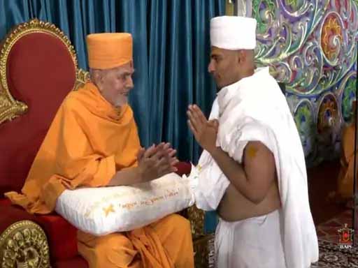 जैन परिवार के इकलौते बेटे ने स्वामीनारायण पंथ अपनाया