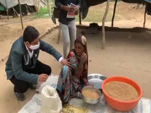 वैक्सीनेशन टीम से बोली महिला, हाथ लगाया तो छोड़ूंगी नहीं:हेल्थ वर्कर्स को देखकर घर से भागीं महिलाएं