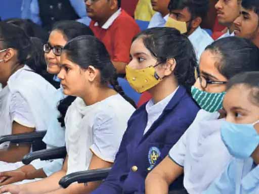 नए साल में कोरोना पर डबल अटैक