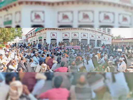 पीडब्ल्यूडी कैंपस में लगाया धरना