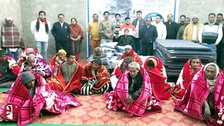 कड़ाके की ठण्ड से बचाने के लिए ओढ़ाए गर्म वस्त्र