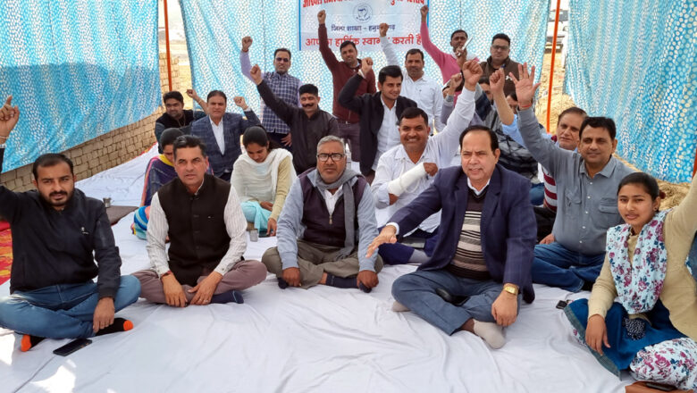 प्रशासन शहर-गांव संग अभियान के शिविरों का बहिष्कार कर बैठे धरने पर