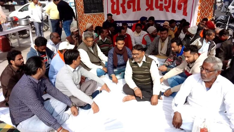 रैली निकाल धरने पर बैठे ई-रिक्शा यूनियन के सदस्य