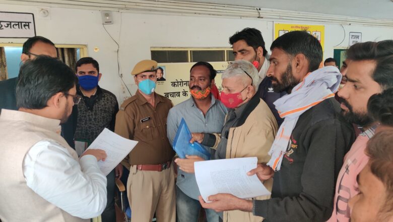 कलक्टर से बोले लोग नई मंडी में चले सब्जी मण्डी