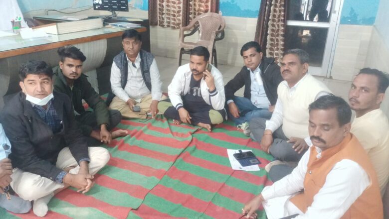 विपक्ष के पार्षदों ने ईओ के चैंबर में धरना देकर किया प्रदर्शन