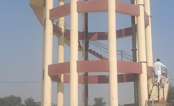 मोघे दुरुस्त करने की मांग को लेकर पेयजल टंकी पर चढ़े 20 किसान