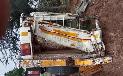 बस और पिकअप में आमने-सामने की टक्कर:दोनों वाहनों के आगे का हिस्सा हुआ क्षतिग्रस्त, दो गंभीर घायल अस्पताल में भर्ती