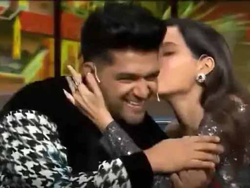 ‘द कपिल शर्मा शो’ में नोरा फतेही ने किया गुरु रंधावा को किस