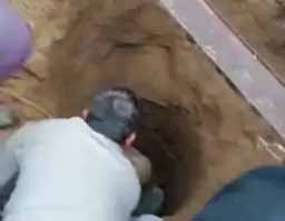 कुई धंसने से महिला पंद्रह फीट गहराई में गिरी:ग्रामीणों ने सकुशल निकाला