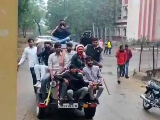 जीप-कार में सवार बदमाश हॉकी और डंडे लेकर पहुंचे,खौफ इतना कि स्टूडेंट कॉलेज आने से कतराने लगे