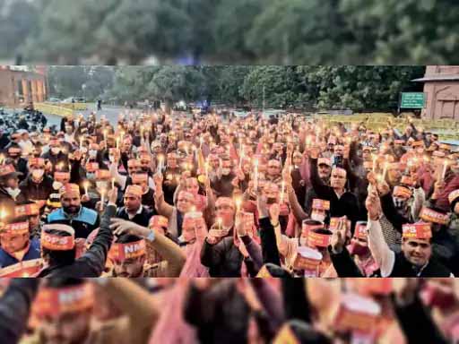 पुरानी पेंशन बहाली के लिए कर्मचारियों ने निकाला कैंडल मार्च