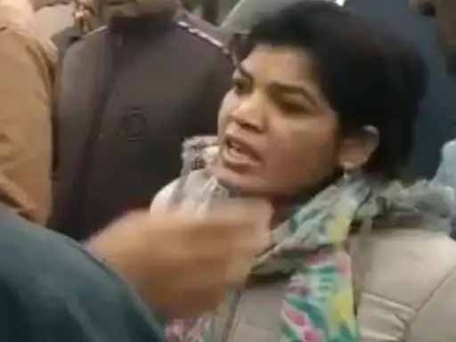 विधायक के सामने नेताजी की चप्पल से पिटाई