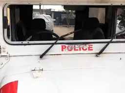 आरोपियों को पकड़ने गई पुलिस पर हमला