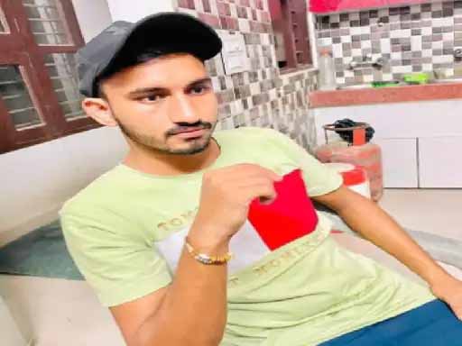 ट्रैक्टर-ट्रॉली और पिकअप में घुसी कार, युवक की मौत
