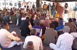 पानी के लिए किसानों का आंदोलन:खाजूवाला में सभी दुकानें बंद रही, तीन बारी पानी की मांग कर रहे हैं किसान
