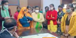गैंगरेप-छेड़छाड़ मामले में विरोध जताने पहुंची छात्राओं से कहा- पढ़ने आती हो या राजनीति करने, अपने पापा के नंबर दो