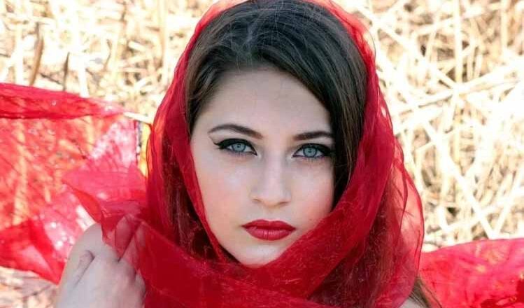 आंखों का मेकअप करने में काम आएंगे ये टिप्स