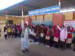 स्कूल को इंग्लिश मीडियम किया तो छात्राओं ने लगाया ताला
