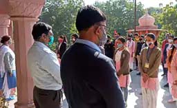 प्रशासन और कांग्रेसजनों ने शहीद दिवस पर महात्मा गांधी का किया स्मरण, स्टूडेंट्स ने निकाला शांति मार्च