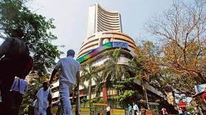 बजट से एक दिन पहले शेयर बाजार में जबरदस्त रौनक, सेंसेक्स ने लगाई 800 अंकों की छलांग, निवेशक हुए मालामाल
