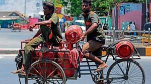 LPG सिलेंडर के दाम बजट के दिन बिगाड़ेंगे आपके किचन का बजट या मिलेगी राहत? कच्चे तेल का भाव 90 डॉलर पार