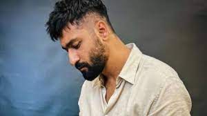 विकी कौशल को फैंस दे रहे बच्चे पैदा करने की सलाह, लुक देखकर घायल हुईं लड़कियां