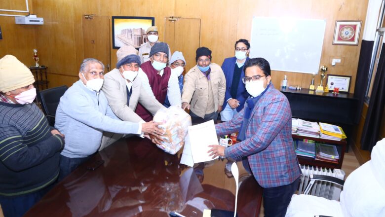 प्रशासन को सौंपी 111 कोविड केयर किट