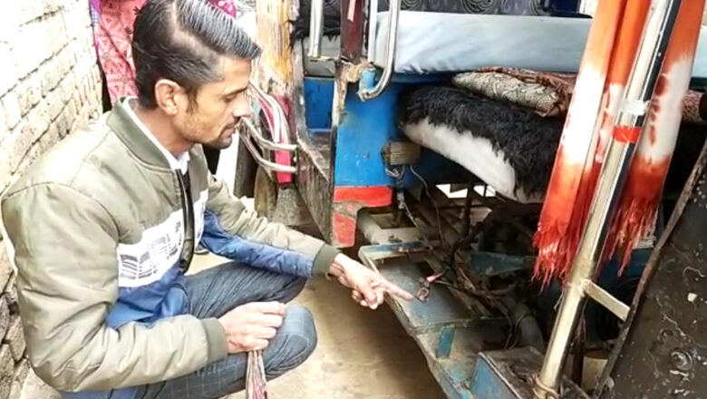 घर के बाहर खड़े थ्री व्हीलर की बैटरी चोरी