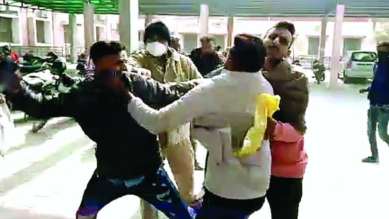पुलिस के सामने ही उलझे, एक-दूसरे से हाथापाई