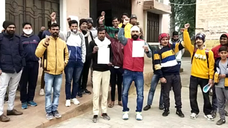 वीडीओ नहीं मिला तो दीवार पर चस्पा किया मांगपत्र