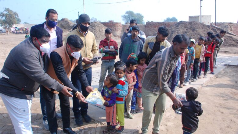 र्इंट भट्ठा श्रमिकों के बच्चों को गर्म वस्त्र वितरित, ठंड से होगा बचाव