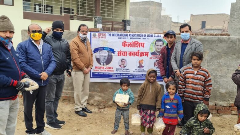 कच्ची बस्तियों में बांटे मूंगफली-रेवड़ी व गज्जक के पैकेट