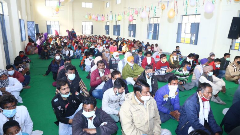 खिलौने व खाद्य सामग्री की किट पाकर खिले मासूम व मायूस चेहरे